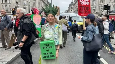 Numerous Demonstrators Converge in Heart of London to Denounce President Trump's Return Diplomatic Journey